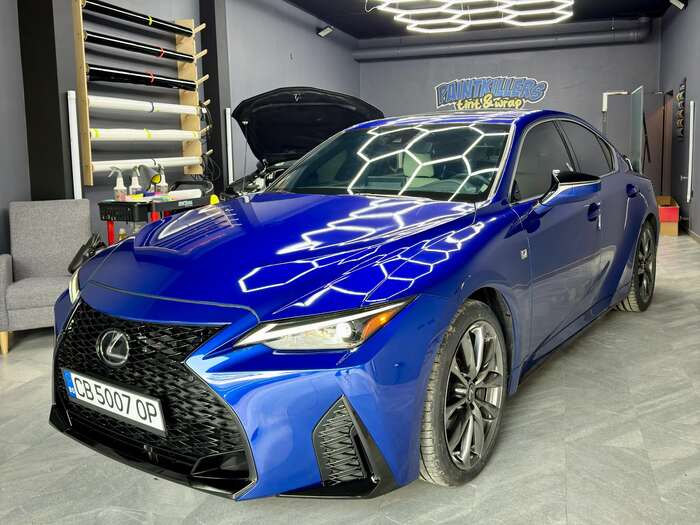 Син Lexus в студиото на PaintKillers, София